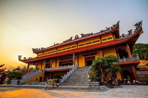 Top 4 chùa ở Hạ Long linh thiêng nhất! 3 chua ba vang